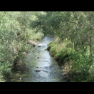 Der Río Guadalfeo, der das tiefe Tal durch den Gebirgszug gegraben hat